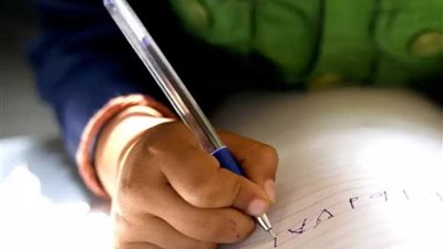 حيل بسيطة لتحسين خط ابنك في المنزل