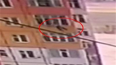 سقطت من برج ارتفاعه 90 متراً.. شاهد ما حدث (فيديو وصور)