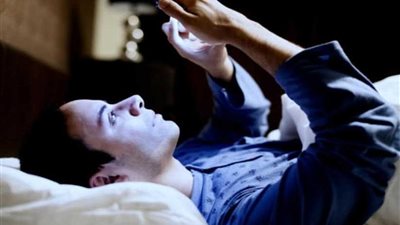 دراسة: الضوء الأزرق من الهواتف المحمولة قد يصيبك بالعمى