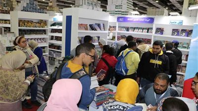 بالصور.. تزايد أعداد الجمهور على جناح قصور الثقافة بمعرض الكتاب