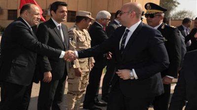 محافظ بني سويف ومدير الأمن يضعان أكاليل الزهور على النصب التذكاري لشهداء الشرطة