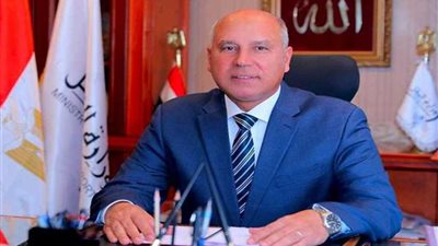 وزير النقل وسط العمال في مشروعات الطرق بالسويس والإسماعيلية