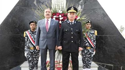 محافظ المنوفية ومدير الأمن يضعان إكليل الزهور على النصب التذكاري لشهداء الشرطة