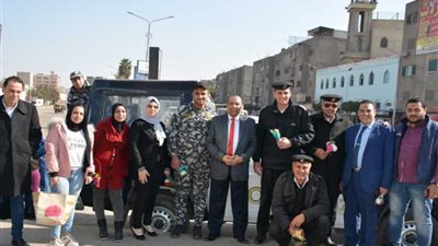 حماة الوطن بغرب شبرا الخيمة يوزع الورد على الضباط والمجندين