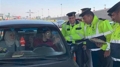 توزع هدايا وكتيبات توعية مرورية للأطفال في عيد الشرطة