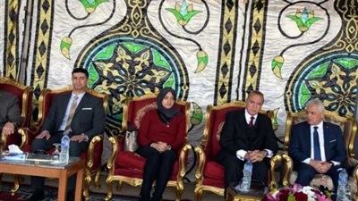 محافظ القليوبية ومدير الأمن يضعان إكليلًا من الزهور على النصب التذكاري للجندي المجهول