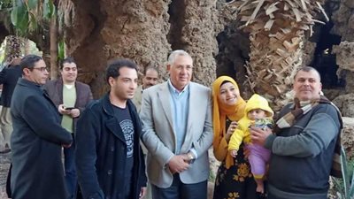 رواد حديقة الحيوان يلتقطون صورًا تذكارية مع وزير الزراعة (صور)