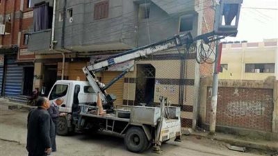 صيانة وتركيب 163 عمودًا وكشافًا كهربائيًا بشوارع البحيرة
