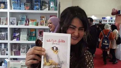 سما المصري تظهر بالبيجامه في معرض الكتاب