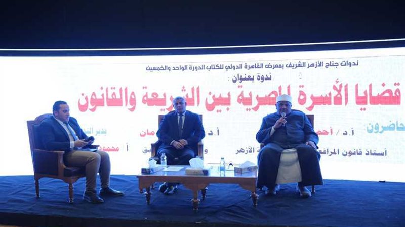 أستاذ قانون بجامعة