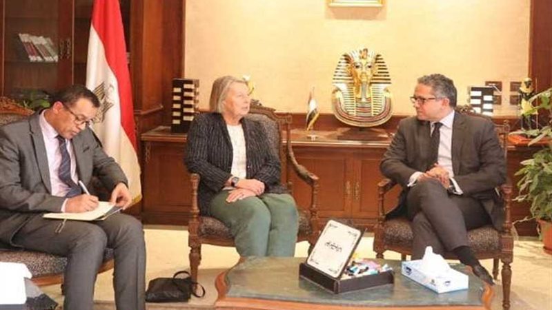 العناني يستقبل خبيرة