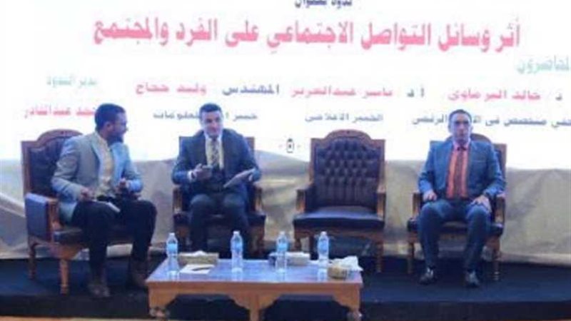 خبراء إعلام يقدمون