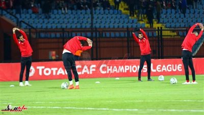 لاعبو الأهلى يجرون عمليات الإحماء قبل مواجهة النجم