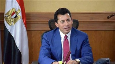  وزير الرياضة يتلقي التهنئة بإنجاز 