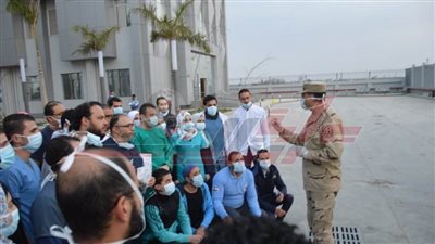 بالصور.. مساعد قائد الجيش الثاني يؤدي التحية الأطباء بالإسماعيلية