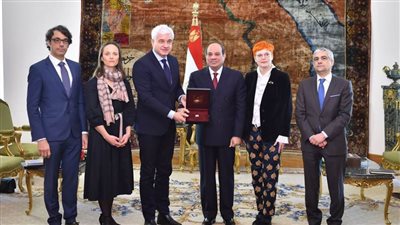 لحظة تلقي الرئيس لوسام جان جورج (فيديو)