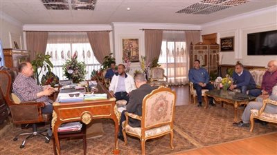 محافظ أسيوط يبحث فتح منافذ جديدة لبيع السلع للمواطنين بأسعار مخفضة