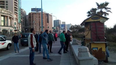 مصايف الإسكندرية تقوم بتفريق التجمعات على الكورنيش