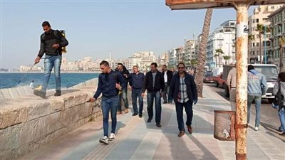 حملة لتفريق الجمهور من كورنيش الإسكندرية لتجنب الإصابة بفيروس كورونا