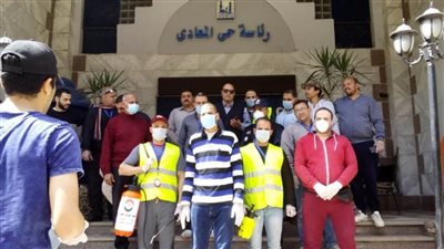 فريق مدرب لتعقيم شوارع ومحلات المعادي