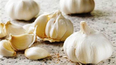 طبيبة تكشف بديلا للثوم والزنجبيل في تعزيز مناعة الجسم