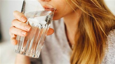 طبيب يكشف أهمية الإكثار من شرب الماء في الوقاية من كورونا