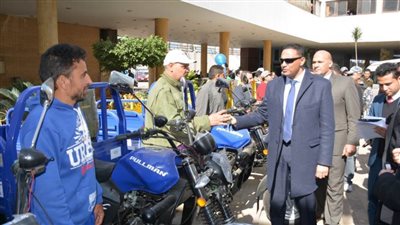 توزيع ١٥ تروسيكلًا ضمن مشروع 