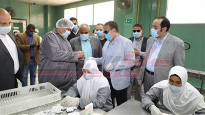 محافظ المنوفية يتفقد مصنعًا لإنتاج الكمامات ويشدد على تطبيق الإجراءات الوقائية