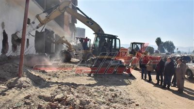 محافظ أسيوط يترأس حملة إزالات المباني المخالفة بحي غرب