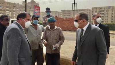 توزيع الكمامات والقفازات للعاملين وعمال النظافة بـ 