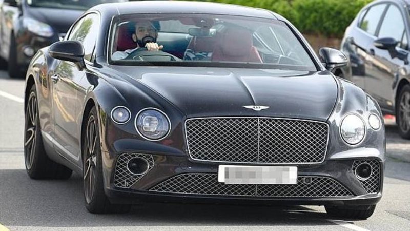 محمد صلاح في سيارته