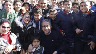  سيلفي وزير السياحة والآثار مع الأطفال زوار دير جبل الطير