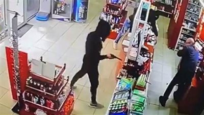 شاهد.. إطلاق الرصاص بعملية سطو مسلح على صيدلية قرب بيروت