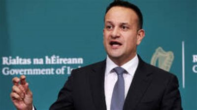 رئيس وزراء إيرلندا يعود إلى مهنة الطب خلال فترة مكافحة 