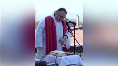 قداس على سطح منزل والمصلون بالشرفات بإيطاليا