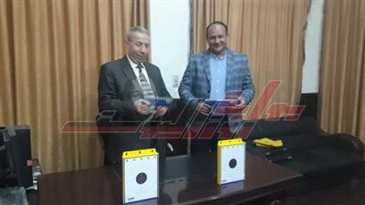 الاتحاد المصري الخماسي يهدي بنها الرياضي طبنجتين للرماية