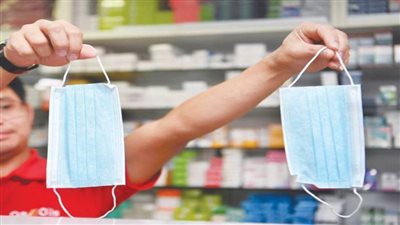 بالصور.. ينتج 100كمامة طبية فى الدقيقة