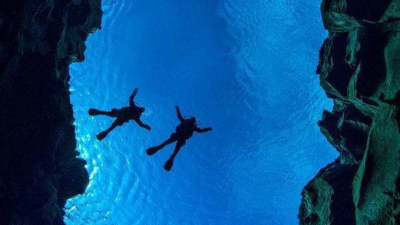 غواصان يلمسان قارتين