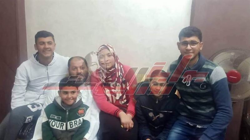 سوبر بابا مع ابنائه