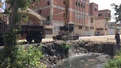 استمرار أعمال تطهير الترع والمصارف بقرى البحيرة