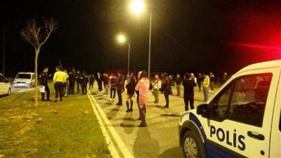 بالصور.. أتراك مخمورون يحتفلون بعيد ميلاد صديقهم في طريق عام