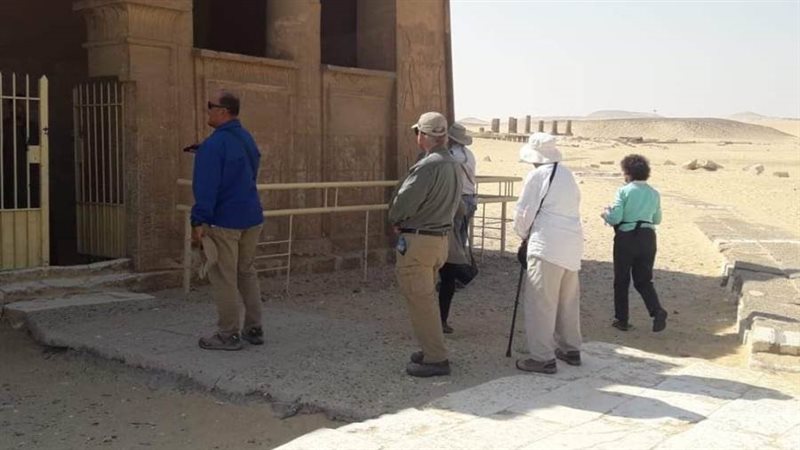 سياح امريكون بمنطقة