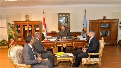 محافظ أسيوط يلتقي وفد وزارة التخطيط لمتابعة منظومة التحول الرقمي