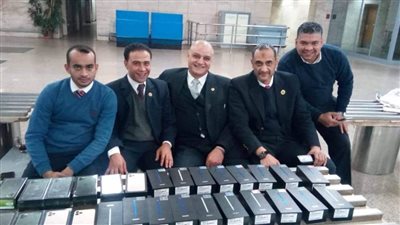  مطار القاهرة.. ضبط تهريب هواتف محمولة وساعات 