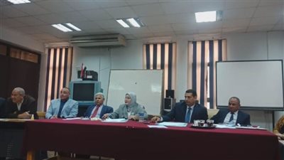  الصف الأول الثانوي يؤدون 