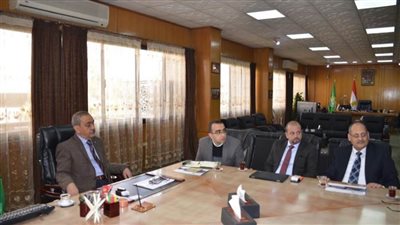 محافظ الإسماعيلية يبحث سبيل دعم الاستثمار بالمنطقة الحرة