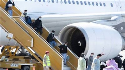 اللقطات الأولى لوصول طائرة المصريين العائدة من ووهان (فيديو)