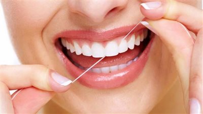 عادات يومية شائعة تضر الأسنان