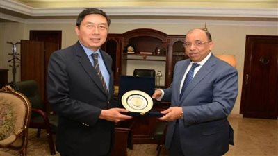 وزير التنمية المحلية يبحث مع سفير سنغافورة سبل التعاون وتبادل الخبرات