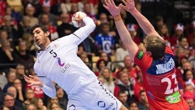 نجم فراعنة اليد بالمجر يطلب العودة.. والسفارة تتحرك